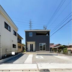 駐車場は並列3台分のスペースがあります。
