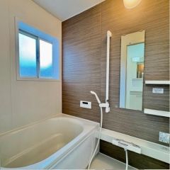 ユニットバスは新品交換済みです。