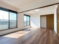 コチラは2階南側にある11.5帖の洋室。