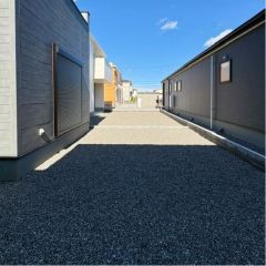 建物の南側にお庭スペースがあります。