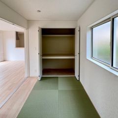 リビング横に5帖の和室があり便利です。