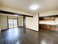 南向きで18帖の開放的なリビングです。