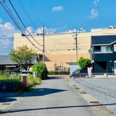 西前面道路から外観を見るとこんな感じ