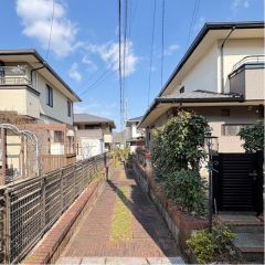 建物西側には、広めの通路があり便利です。