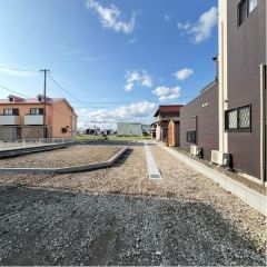 敷地は旗竿地になっていて、奥に深いです。