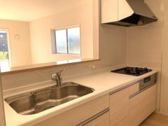 リビングを見渡せるカウンターキッチン。