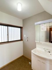 洗面台は新品交換済みで気持ちいいですね♪