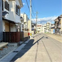 東前面道路から外観を見るとこんな感じ。