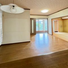 コチラはキッチン側から見たリビングです。