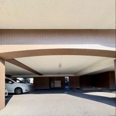 コチラは敷地内にある屋根付き駐車場です。