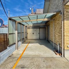 駐車場は縦列2台分のスペースがあります。