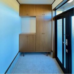 玄関周りは明るくて広く開放感があります。