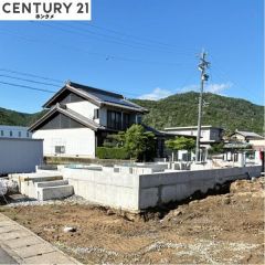 現在は基礎の状態で、8月頃完成予定です。