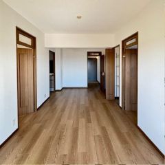 南向き陽当り良好な13.5帖のリビング。