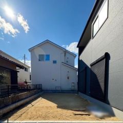 建物南側に陽当たり良好なお庭があります。