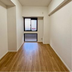 コチラは北東にある5帖の洋室になります。