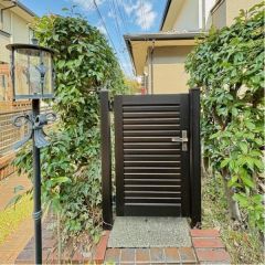 お庭の南側には、門扉と外灯があります♪