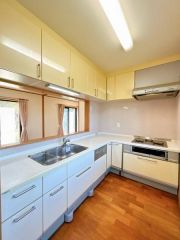 使いやすく機能的L字型システムキッチン。