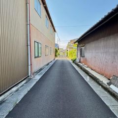 西前面道路から外観を見るとこんな感じ