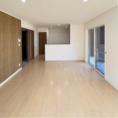 南向き陽当り良好な16帖のリビングです。