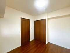 コチラは北西にある6.1帖の洋室です。