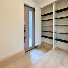 玄関周りは明るくて広く開放感があります。