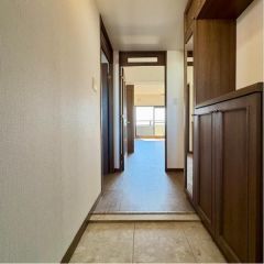 玄関には大型シューズボックス付です。