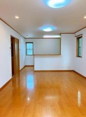 南向き陽当り良好な18帖のリビングです。