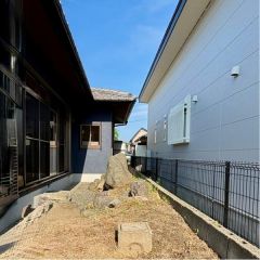 建物南側に陽当たり良好なお庭があります。