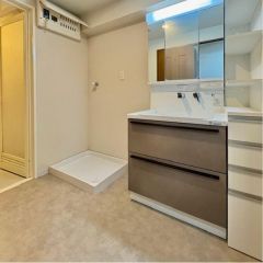 白基調の洗面所は清潔感があります。