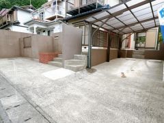 駐車場は2台分のスペースがあります。