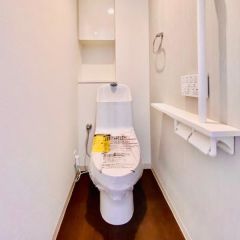 トイレには収納棚も付いていて便利です。