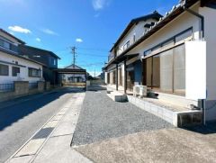 建物南側に陽当たり良好なお庭付です。