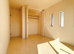 コチラは南東にある6.5帖の洋室です。