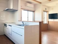 リビングを見渡せるカウンターキッチン。