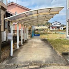 駐車場はカーポート付で縦列で2台分あり。