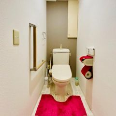 トイレは広く、便座もオートで開閉します。
