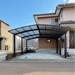 駐車場は全部で3台分のスペースがあり。