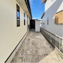 建物東側通鬼に物置があります。