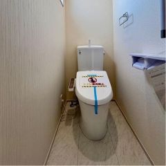 コチラは玄関側にあるトイレになります。
