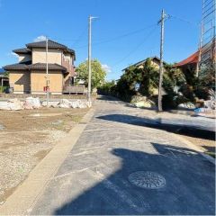 前面道路から外観を見るとこんな感じです。