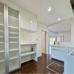 カップボードや吊戸棚など収納が豊富です。