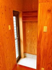 キッチンにある便利な収納付の勝手口です。