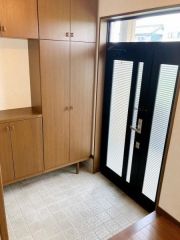 玄関には大型シューズボックス付です。