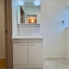 洗面台は新品交換済みで気持ちいいですね♪