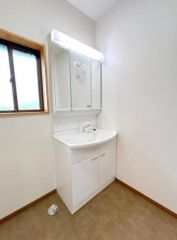 洗面台は新品交換済みです。