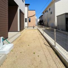 建物南側に陽当たり良好なお庭があります。