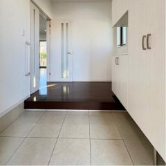 玄関周りは明るくて広く開放感があります。