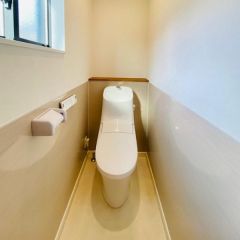 玄関入ってすぐ横にトイレがあります。