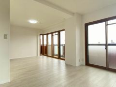 南向き陽当り良好な16.5帖のリビング。